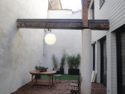 Terrasse en pin naturel, gazon synthétique, sphère lumineuse